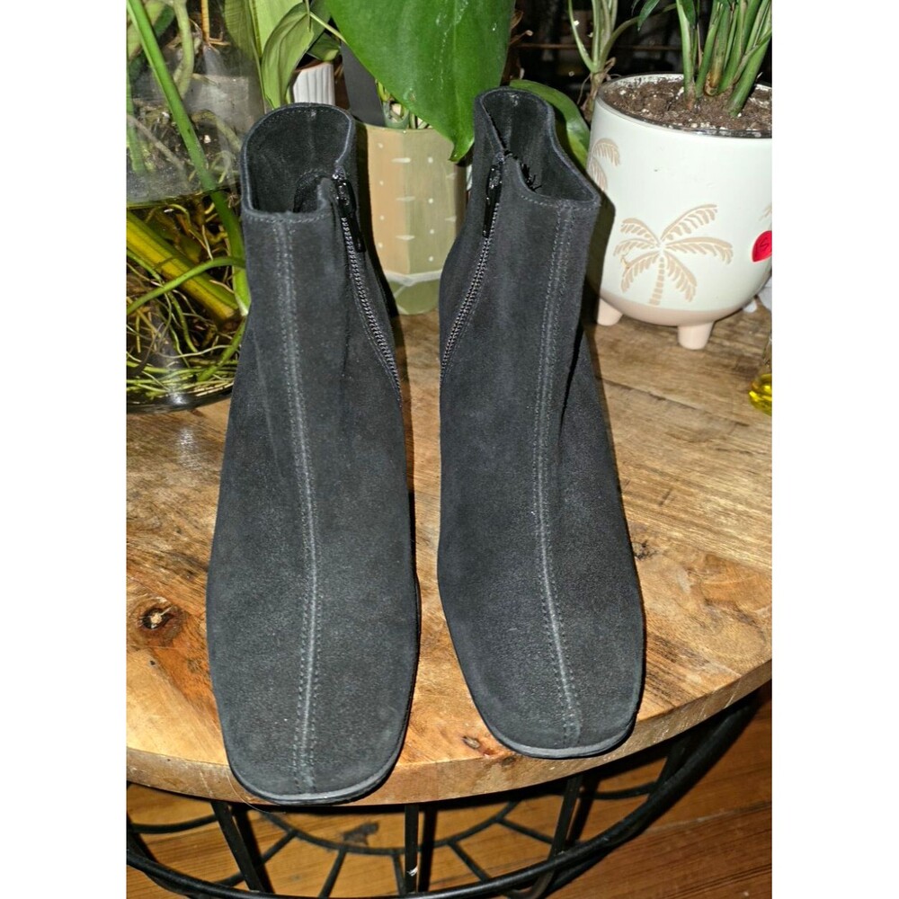 La Canadienne Women’s Black Suede Almond Toe Side Zip Block Heel Bootie 8.5